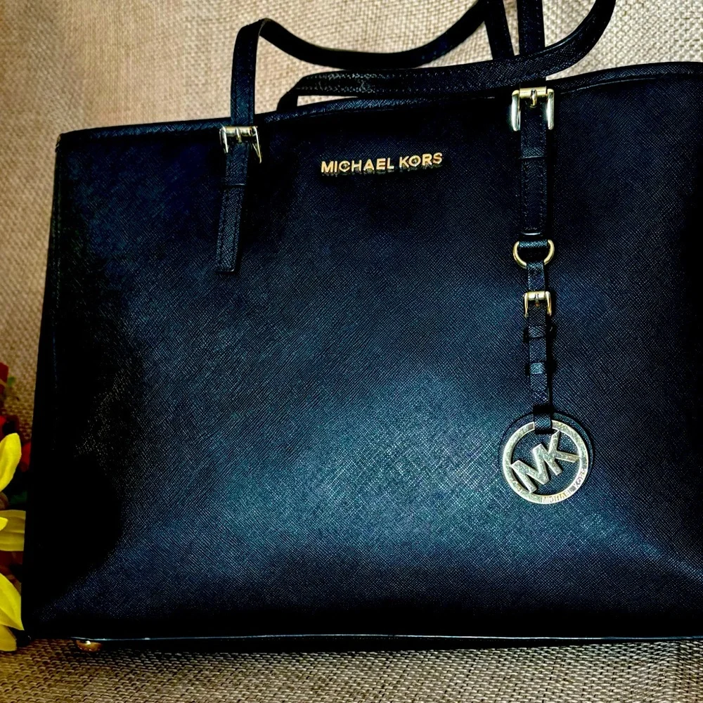 Large black Michael Kors tote bag with gold hardware EUC - Picture 1 of 9